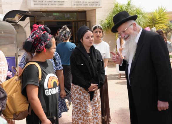 Rabbi Shmuel Eliyahu Inspires Future Teachers